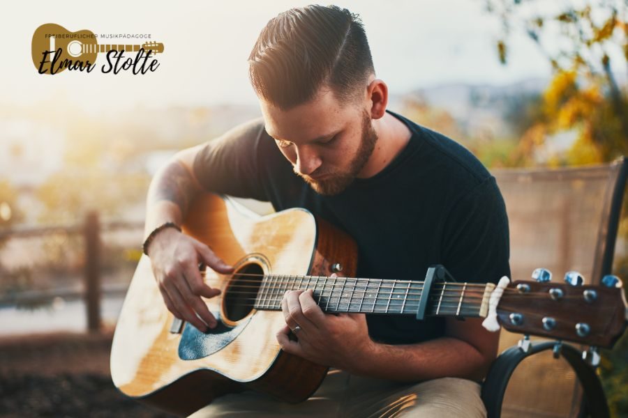Draußen Gitarre spielen