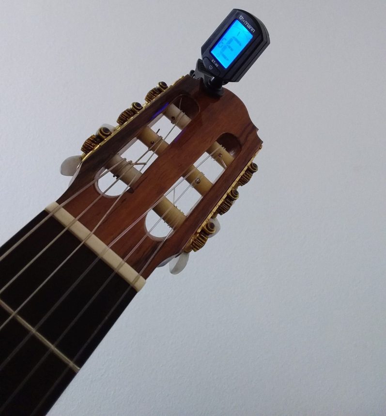 Klemm-Stimmgerät am Gitarrenkopf Stimmgerät